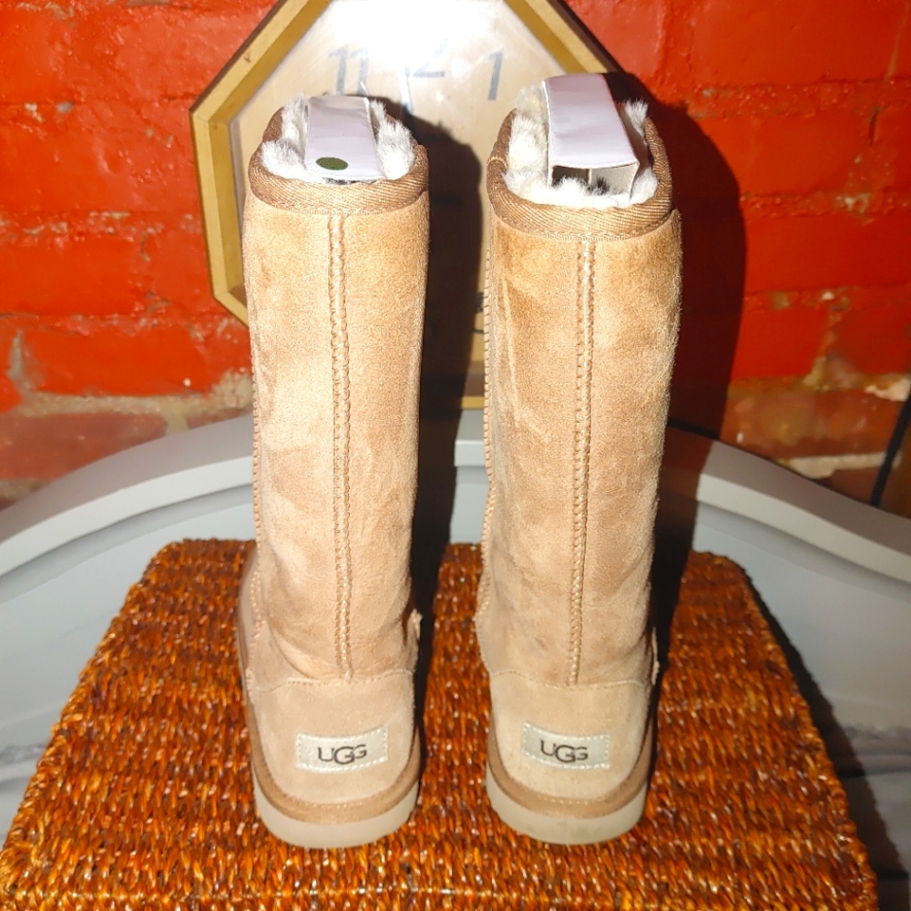 Ugg Classic ll Tall boot KIDS SIZE 4 (CHESTNUT)